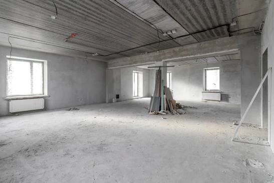 Int&eacute;rieur de b&acirc;timent en cours de r&eacute;novation avec ouvriers effectuant travaux d'am&eacute;nagement