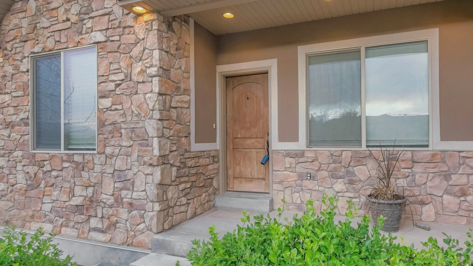 Mur en pierre s&egrave;che ext&eacute;rieur compos&eacute; de blocs calcaires irr&eacute;guliers assembl&eacute;s sans mortier