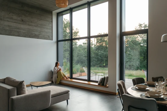 Un ma&ccedil;on travaille sur des blocs pour construire un mur sur un chantier de construction avec du b&eacute;ton, une truelle, un niveau et une meule