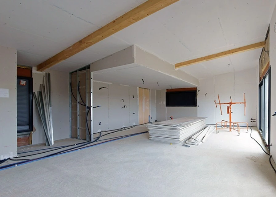 Chantier de construction résidentielle en cours avec maison neuve à toit de tuiles rouges