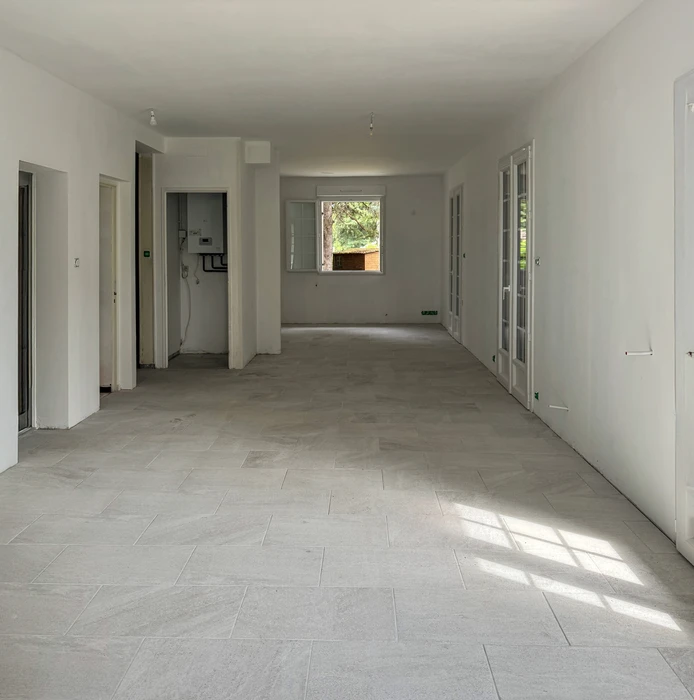 Construction d'une maison individuelle en cours, murs en briques de terre cuite montés sur fondations béton