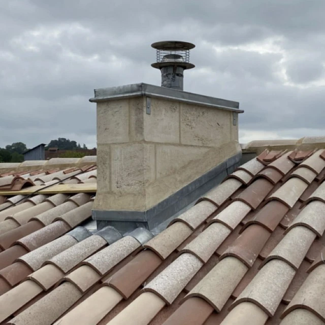 Construction d'une maison individuelle en cours, murs en briques de terre cuite montés sur fondations béton