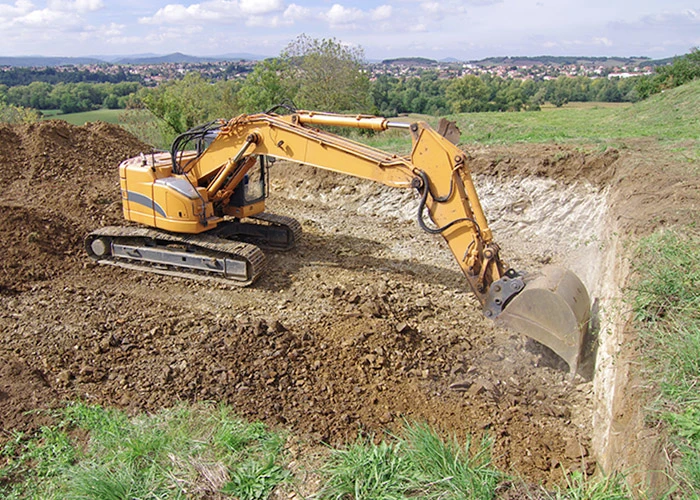 Construction d'une maison individuelle en cours, murs en briques de terre cuite montés sur fondations béton