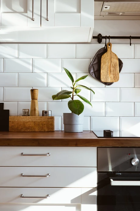 Entrée moderne d'appartement avec sol carrelage imitation bois, murs blancs et boiseries horizontales en bois foncé