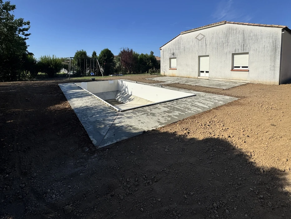 Toiture en tuiles canal terre cuite avec cheminée maçonnée en pierre calcaire équipée d'un chapeau métallique anti-refoulement